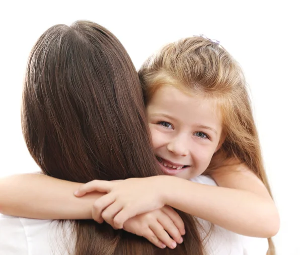 Menina Bonito Abraçando Mãe Isolado Fundo Branco — Fotografia de Stock