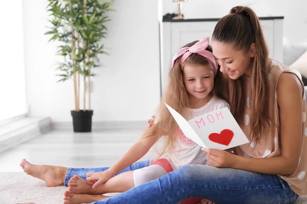 Niedliches Mädchen Und Mutter Mit Handgemachter Grußkarte Muttertagskonzept — Stockfoto