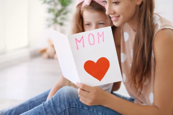 Jolie Fille Maman Avec Carte Vœux Faite Main Concept Fête — Photo