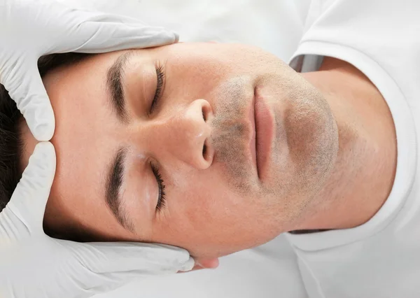 Il concetto di chirurgia plastica. Specialista controllo volto maschile — Foto Stock