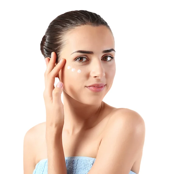 Mujer aplicando crema facial —  Fotos de Stock