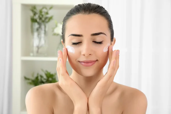 Woman applying facial cream — Stock Photo, Image