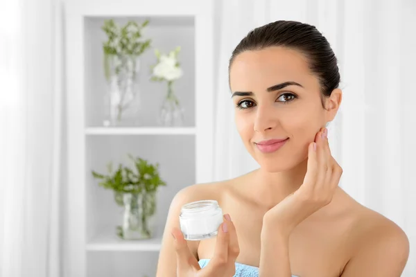 Retrato Mujer Joven Sosteniendo Crema Facial —  Fotos de Stock