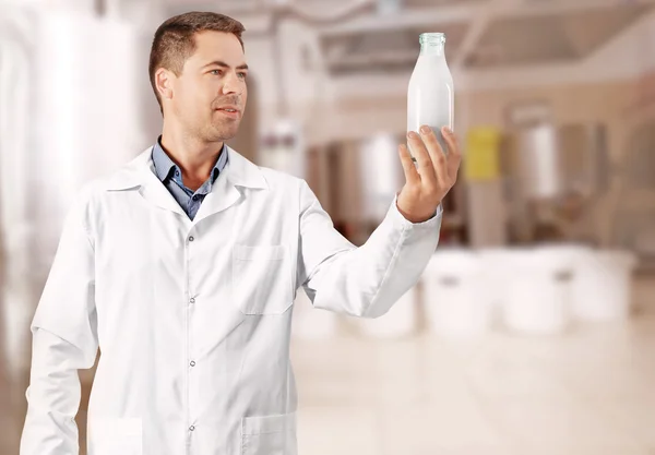 Profi Experte Mit Glasflasche Milch Auf Verschwommenem Hintergrund Der Molkereitechnik — Stockfoto