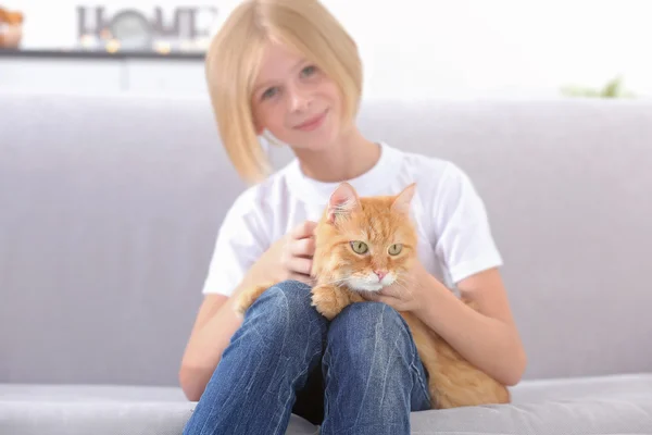 Chica con rojo esponjoso gato — Foto de Stock