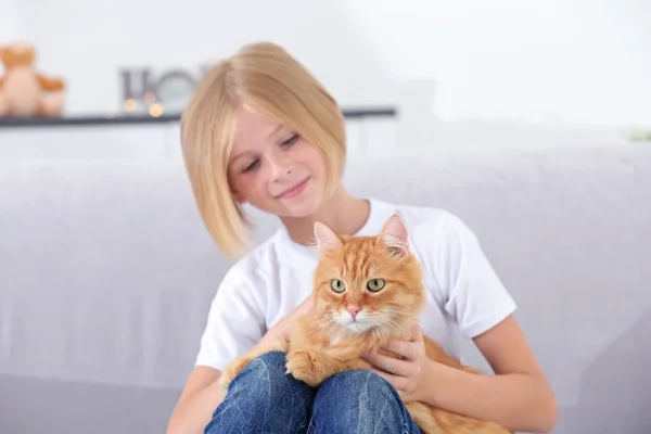 Menina com vermelho fofo gato — Fotografia de Stock