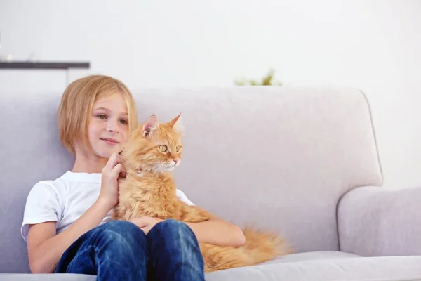 Meisje met rode pluizig kat — Stockfoto