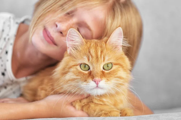 Дівчина з червоним пухнастим котом — стокове фото