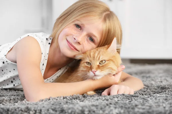 Vacker liten flicka med katt — Stockfoto