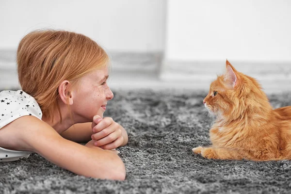 Vacker liten flicka med katt — Stockfoto