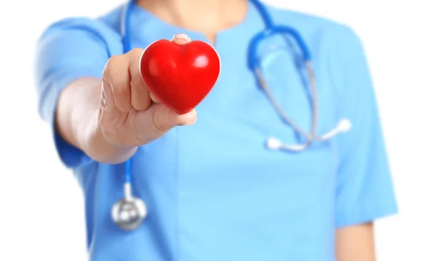 红色的心和白色背景上的听诊器的医生心血管专家 — 图库照片