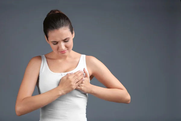 Young woman having heartache on grey background — Φωτογραφία Αρχείου