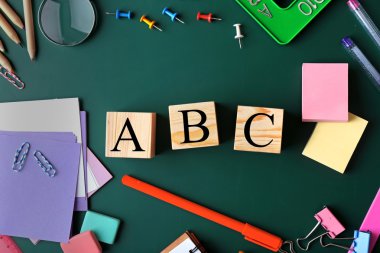 Renkli ileti örneği ve word Abc kara tahta üzerinde kompozisyon