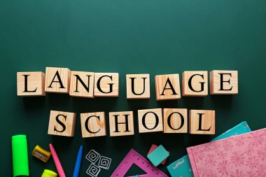 Kara tahta üzerinde renkli ileti örneği ve kelime dil okulu