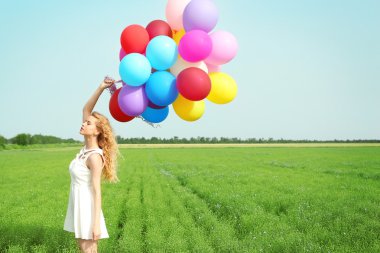 kadın renkli balonları