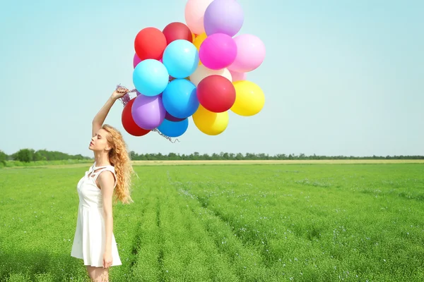 Kvinna med färgglada ballonger — Stockfoto