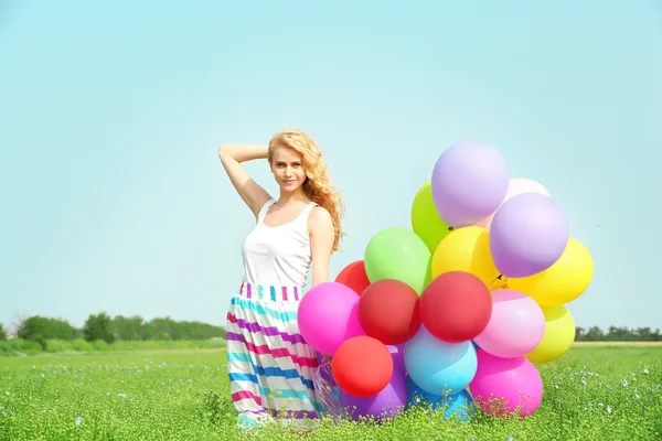Kvinna med färgglada ballonger — Stockfoto