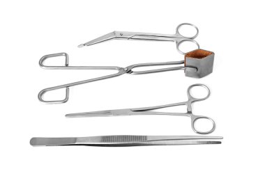 Düz tıp aletleri yatıyordu