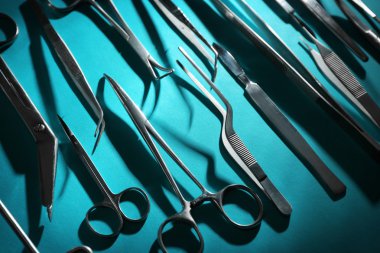 Düz tıp aletleri yatıyordu