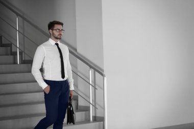 Yakışıklı genç avukat