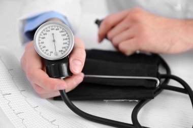 Tansiyon aleti ile erkek doktor el 