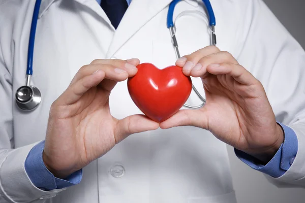 Medico maschio con cuore rosso, primo piano — Foto Stock