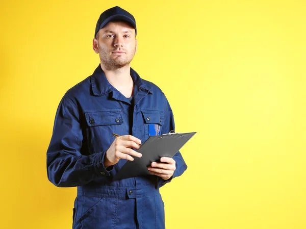 Giovane meccanico in uniforme — Foto Stock