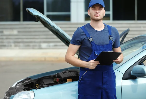 Mecánico Con Portapapeles Pluma Pie Cerca Del Coche — Foto de Stock