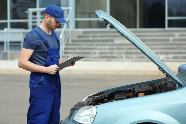 Mechaniker Mit Klemmbrett Und Stift Steht Der Nähe Der Offenen — Stockfoto