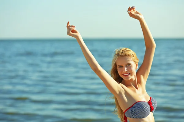 Kobieta w strój kąpielowy ciesząc się na tle morza — Zdjęcie stockowe