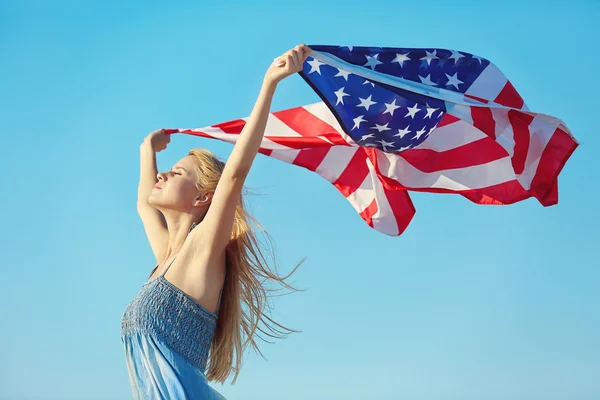 Jonge vrouw bedrijf Amerikaanse vlag — Stockfoto