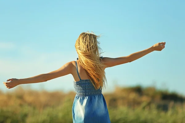 Felice giovane donna — Foto Stock