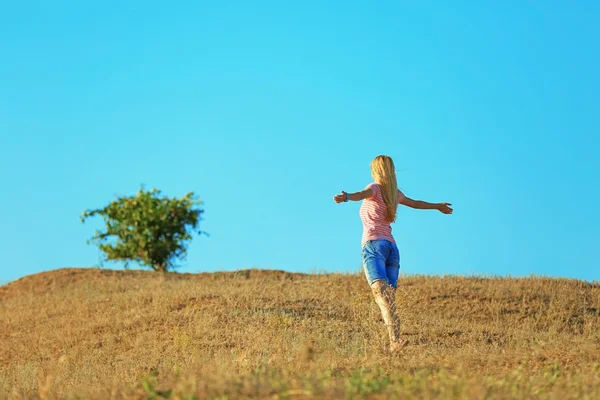 Feliz joven mujer — Foto de Stock