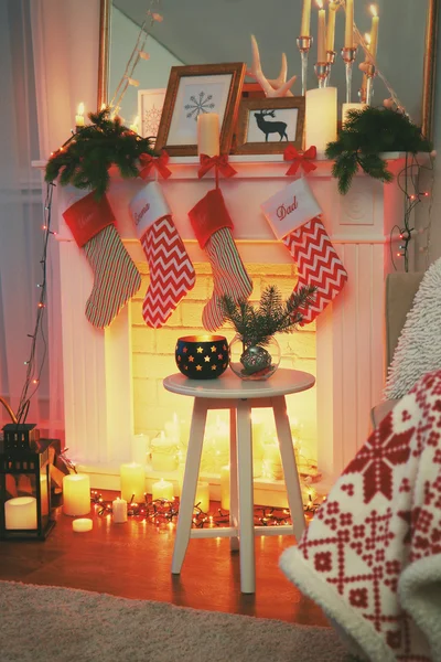 Decoración de Navidad cerca de la chimenea — Foto de Stock