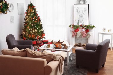 Güzel köknar ağacıyla süslenmiş Noel odası