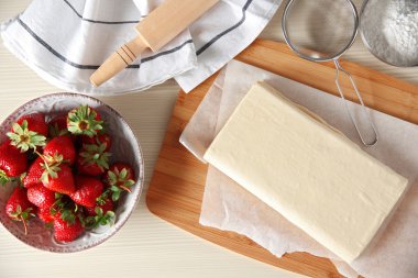 Çilek tatlısı için malzemeler