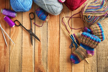 örgü yün ve örgü iğneleri 