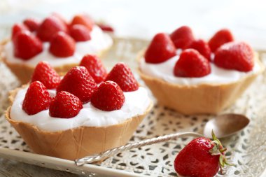 Lezzetli kek çilek ile