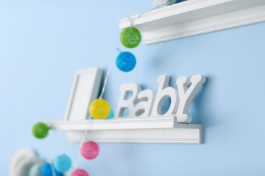 Bebek odası duvar ahşap raflar