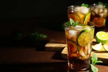 Cuba Libre kokteyl limon ve nane ahşap tablo