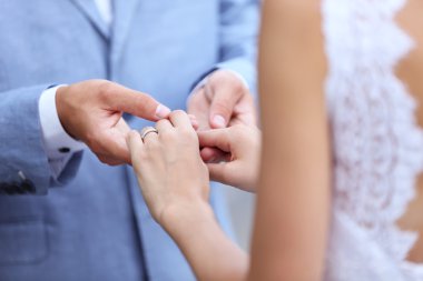 Gelin ve damat birlikte elele açık