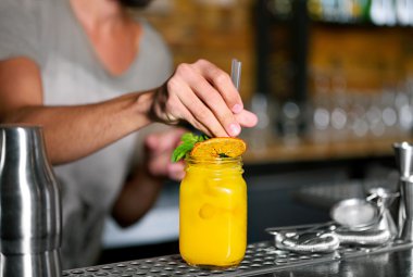 Barmen kokteyl bar Counter hazırlanıyor