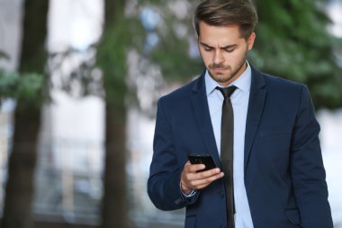 Smartphone kullanarak avukat