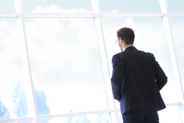 Yakışıklı genç avukat