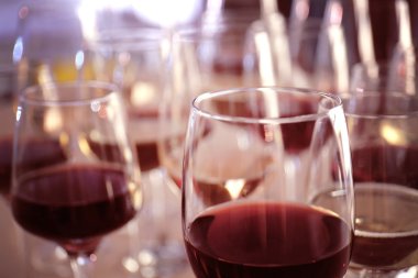 Kırmızı ve beyaz şarap bardakları