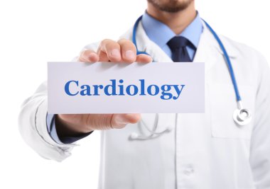Doktor elinde Kardiyoloji metin ile kağıt