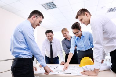 Grup yaratıcı mühendis ofiste yeni proje planlama