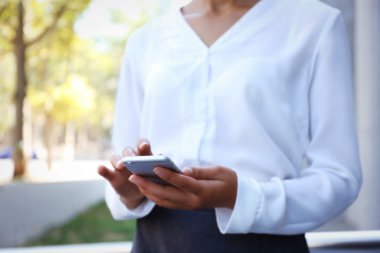 İşkadını holding cep telefonu, portre