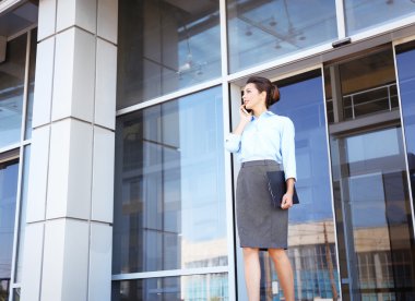 Cep telefonu ve Pano ofisinin güzel iş kadını