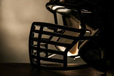 Rugby kask koyu arka plan üzerinde